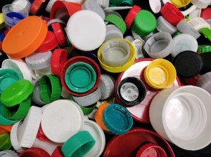 Hande vol bottelproppies help met rolstoele