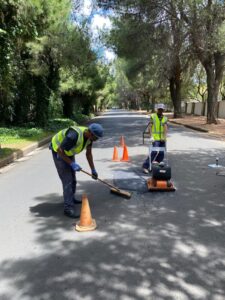 Weldoeners help om enkele van Bloem se slaggate ná reën te vul