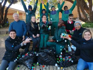 Teruggee pleks van weggooi help leerling om rolstoel te kry