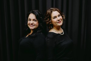 Afrikaans met pragtige liedere besing