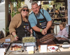 Vele hande maak ligte werk op jaarlikse, gewilde smulfees