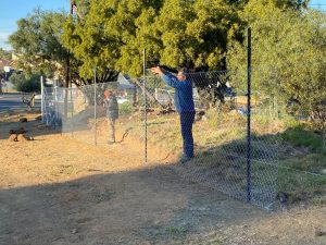 Oprigting van heining om nuwe Westdene-park vorder goed