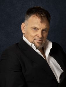 Sowaar R100 000 met ‘n glimlag vir ‘brannas en coke’