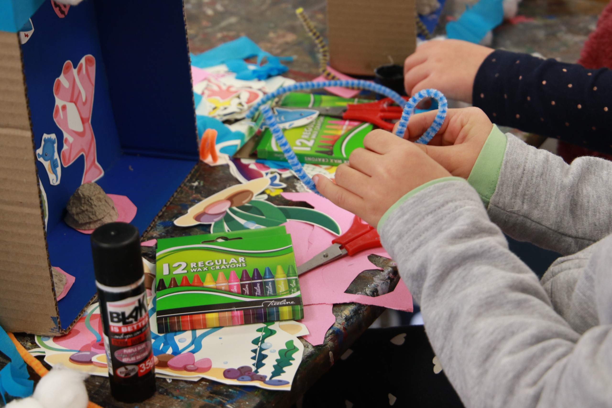 Kinders kan gratis vakansie-kunswerksessies by Oliewenhuis bywoon