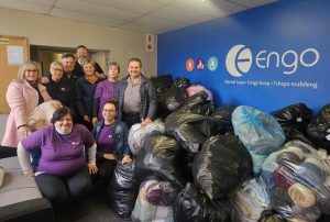 Skole samel hope komberse in vir Engo-gesinsorg