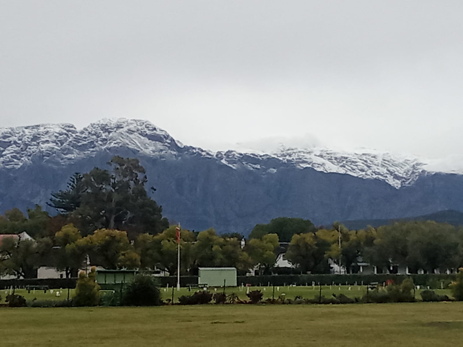 Eerste wintersneeu bedek berge in die Boland