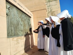 Hulde gebring aan vroue en kind in standbeeld by Vrouemonument