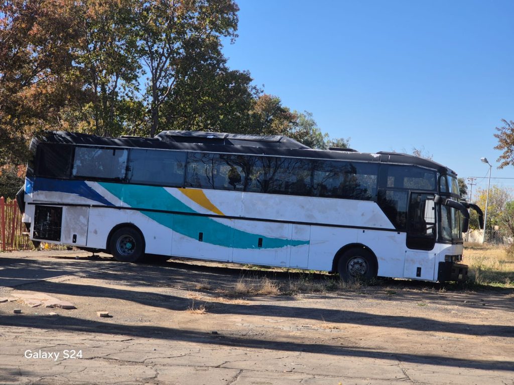 Inwoners van Noordhoek het 'n versoekskrif begin om optrede te eis teen onwettige inwoners van die ou klubgeboue van die sokkerklub in Ryk Tulbachstraat.