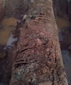 Gebarste pyp lei tot droë krane in suide van Bloemfontein