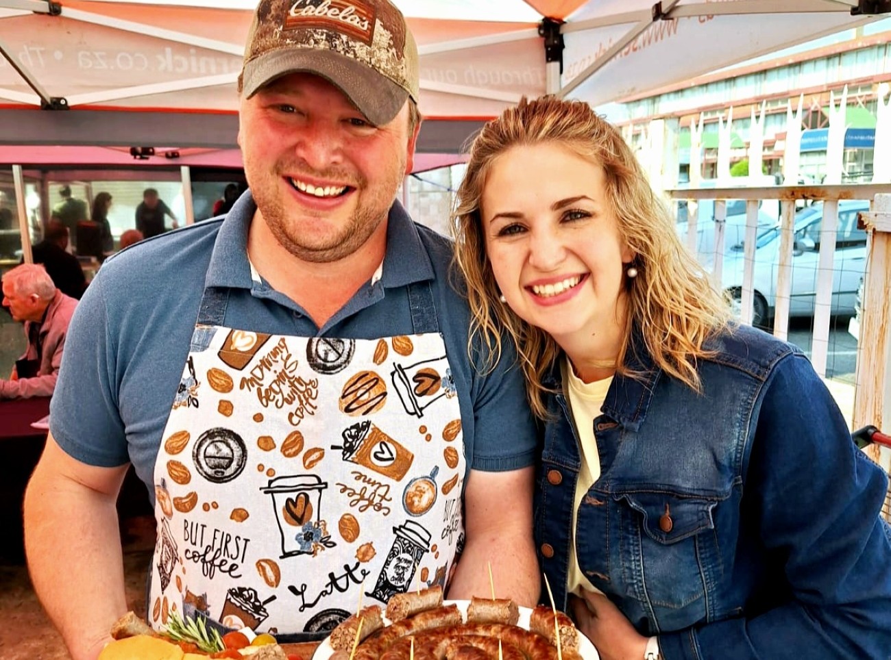 Ds. Pieter Mohr van Niekerk van die NG Gemeente Kroonheuwel-Noord in Kroonstad, is vanjaar as die algehele wenner van die Senrick Groep se jaarlikse boerewors-kompetisie wat op Woensdag 24 September plaasgevind het, aangewys. Hier is Van Niekerk met die wen-boerewors en sy vrou Lorraine van Niekerk. Foto: Verskaf