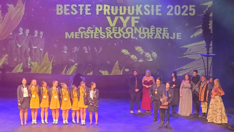 Die meisies van die Hoër Meisieskool Oranje se toneelgeselskap wat met die produksie Vyf as wenner van die Allegretto-toneelfees gekroon is.