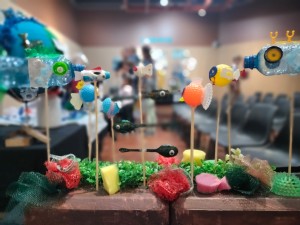 Jonges toor met plastiek