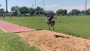 Atletiekafrigters en topatlete saam by werksessie