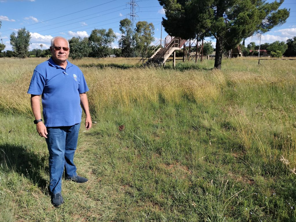 DA-raadslid Hennie van Niekerk by die voetgangerbrug oor die spoorlyn in Gardeniapark.  FOTO: Lientjie Mentz