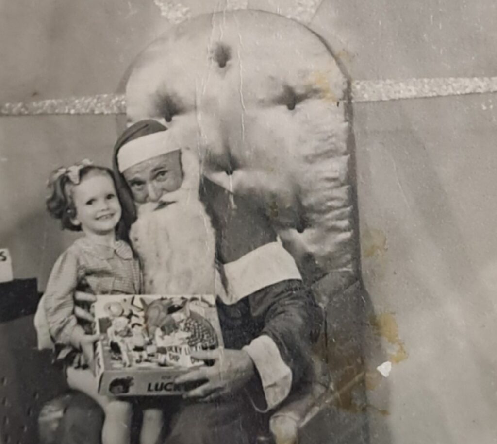 Die foto van Salomé as drie- of vierjarige saam met Kersvader. Die foto is sowat 70 jaar gelede geneem.