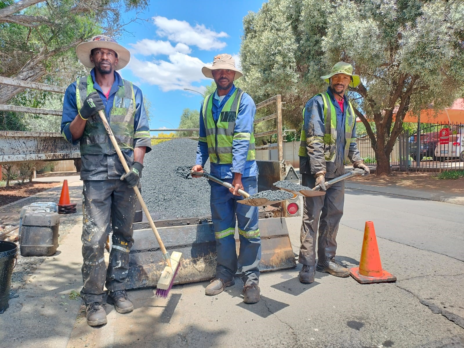 Gemeenskap werk saam om Pellissier se strate op te knap