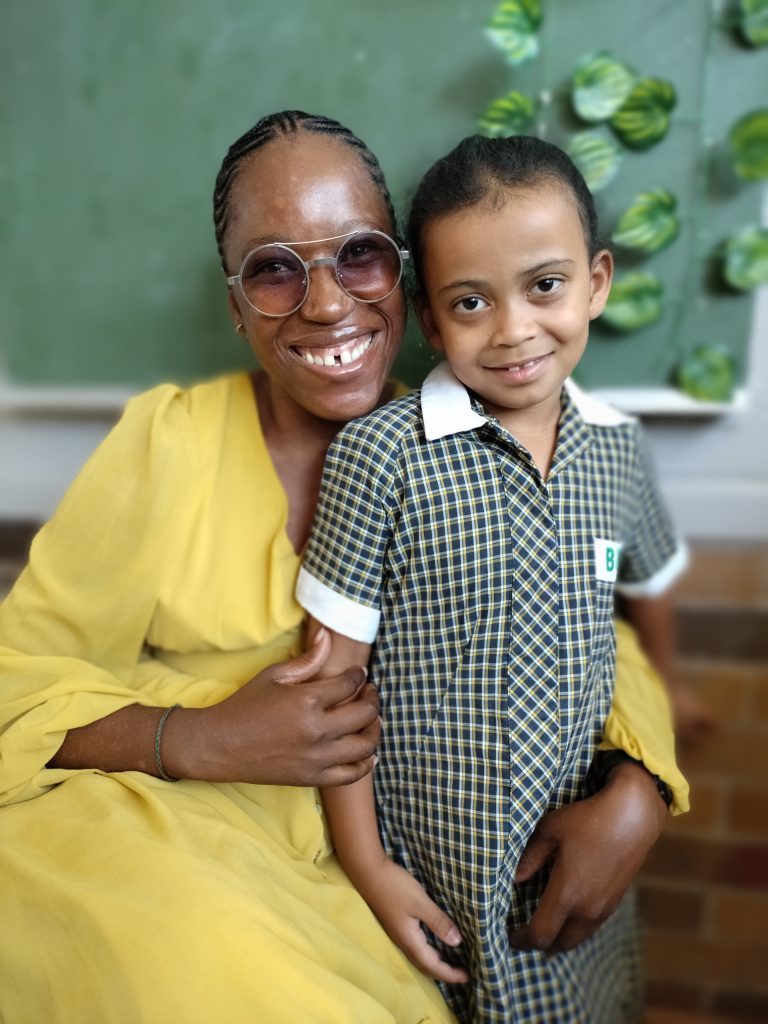 Dineo Makamole, gr. 1-onderwysers by die Laerskool Brebner by een van haar nuwe leerders, Aliyah Joi Solomons. FOTO: Lientjie Mentz