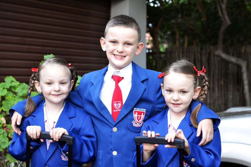 Die tweeling, Mariella en Giuliana D'Offiiz, saam met ouboet Gianluca (gr. 3). Hulle is leerders aan die Laerskool Willem Postma. FOTO: Verskaf.