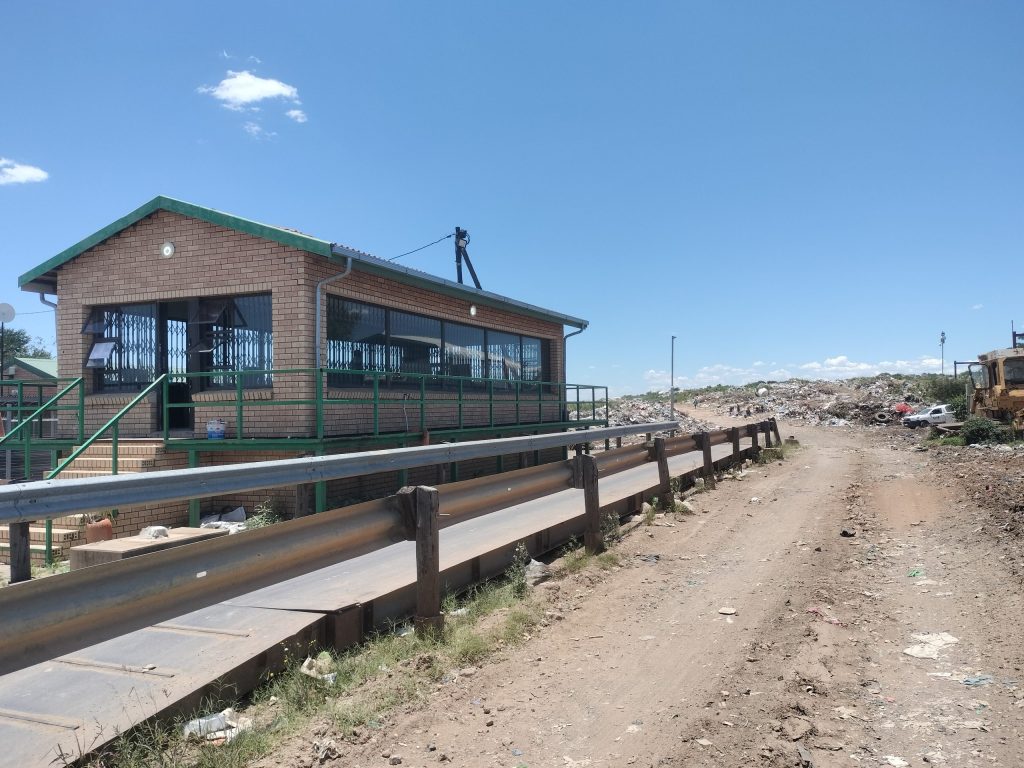 Die VF Plus het Woensdag 7 Januarie 'n klag oor Bloemfontein se stortingsterreine by die Menseregtekommissie ingehandig.