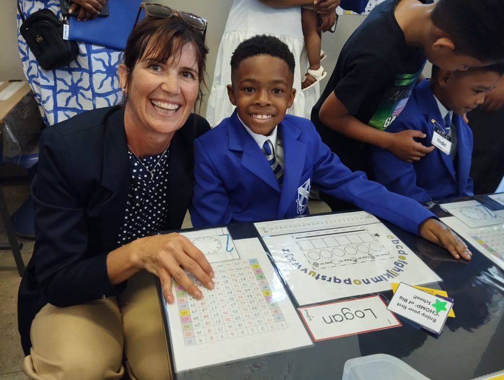 Juffrou Elsa Franke saam met Logan Crisp in sy nuwe klas by Saint Andrew's. FOTO: Madré Marais