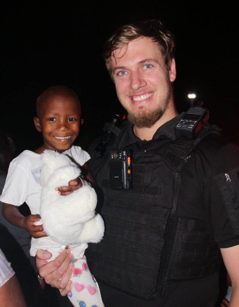 Amohela Motshape (3) van Sasolburg by saam met haar ouma by CHOC-huis om behandeling vir kankder te ontvang. Hier ontvang sy 'n speelding van Jan-Hendrik Basson van AfriForum. FOTO: Lientjie Mentz