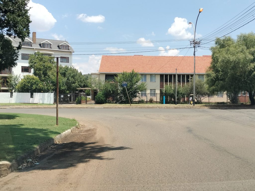 Die kruising van Dersleystraat met Wilcoxweg naby Baysvillage. Daar is geen toegee- of stoptekens nie en geen padtekens op die teer geverf nie. FOTO: Lientjie Mentz