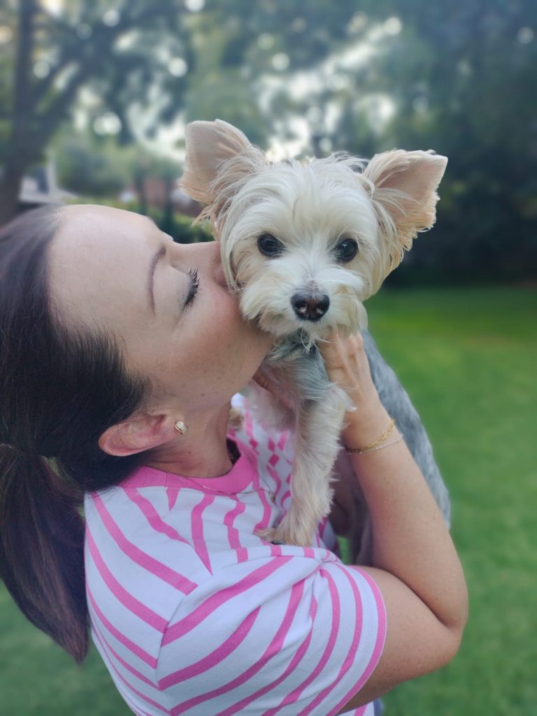 Tanja Ackerman met Minkie Vrydag. Tanya sê die hondjie het Vrydag baie geslaap, maar sy is weer haar ou self. FOTO: Lientjie Mentz