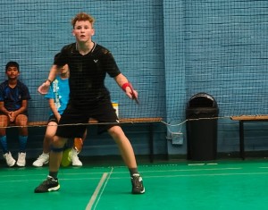 Junior pluimbalspeler wys potensiaal