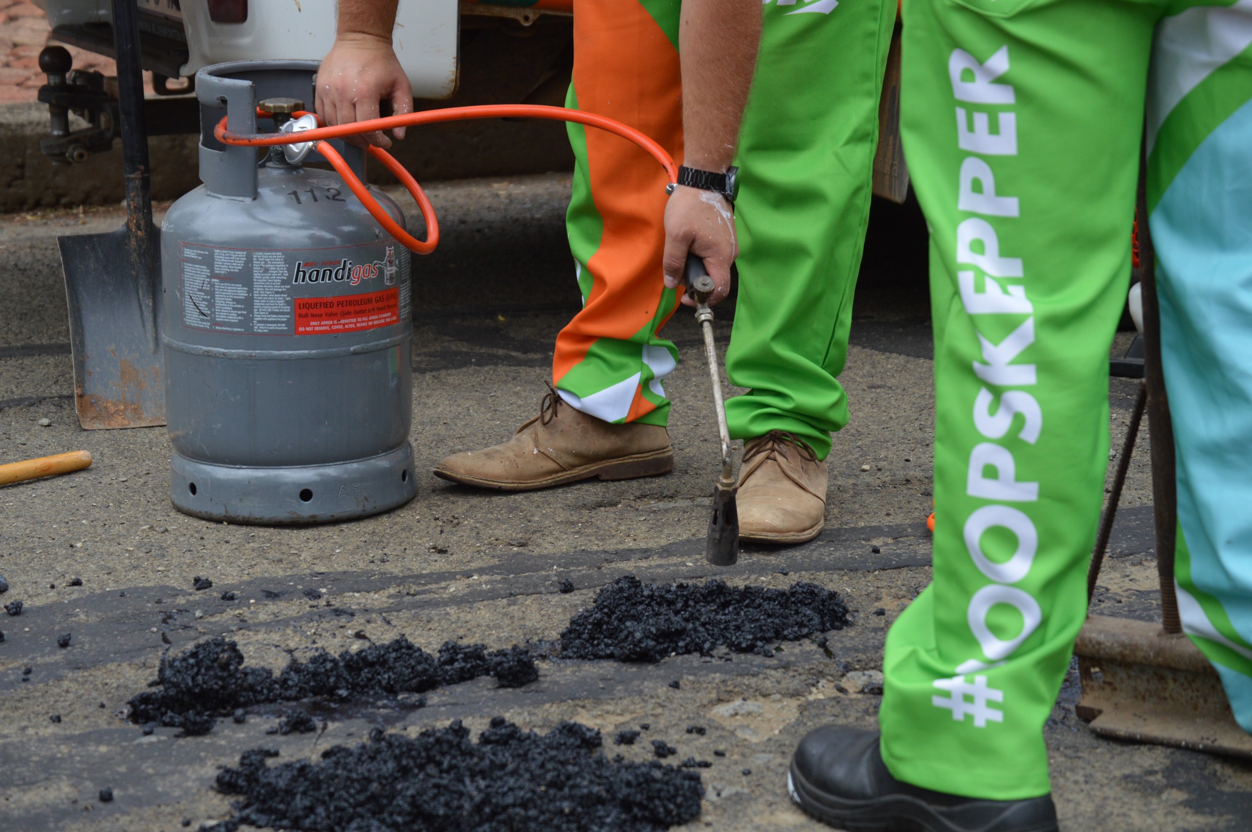 Jeuglede verf padstrepe om strate om skole veiliger te maak