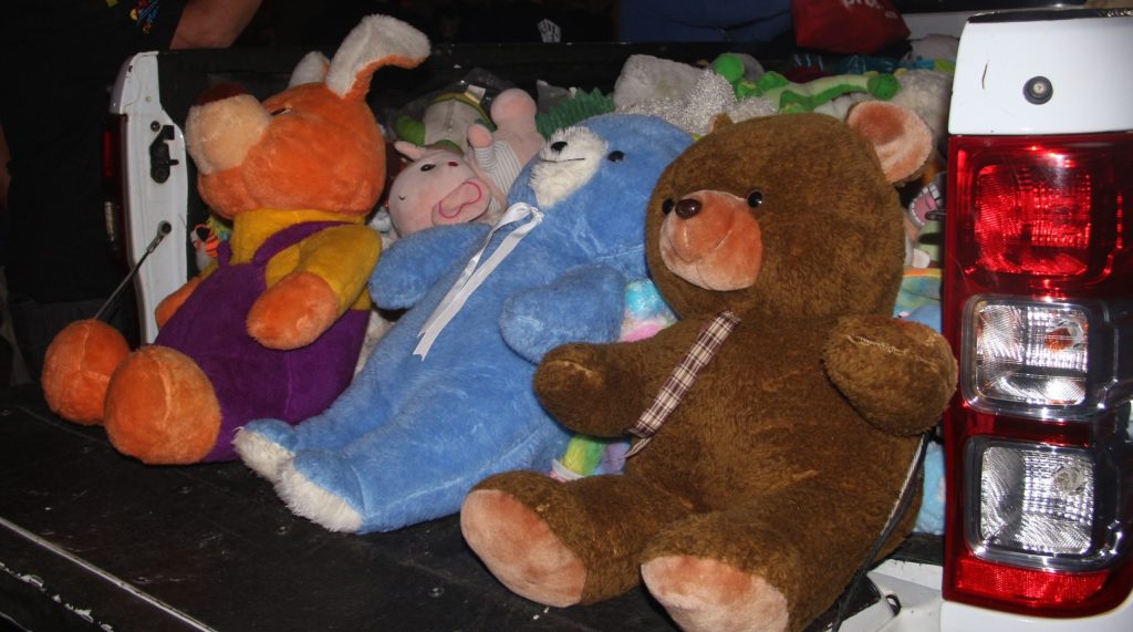 Die veiligheidsgemeenskap van Bloemfontein het 'n bakkievrag sagte speelgoed ingesamel wat aan die sowat siek 50 kinders oorhandig is. FOTO: Lientjie Mentz