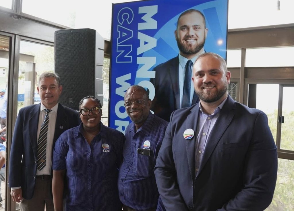 Op die geselligheid van die DA waar dié party se burgemeesterskandidaat aangekondig is, is van links Roy Jankielsohn (DA-leier in die Vrystaat), Karabo Khakhau (DA se nasionale woordvoerder), Jafta Mokoena (DA-wetgewerlid) en Werner Pretorius (DA-burgemeesterskandidaat vir Mangaung). FOTO: Verskaf