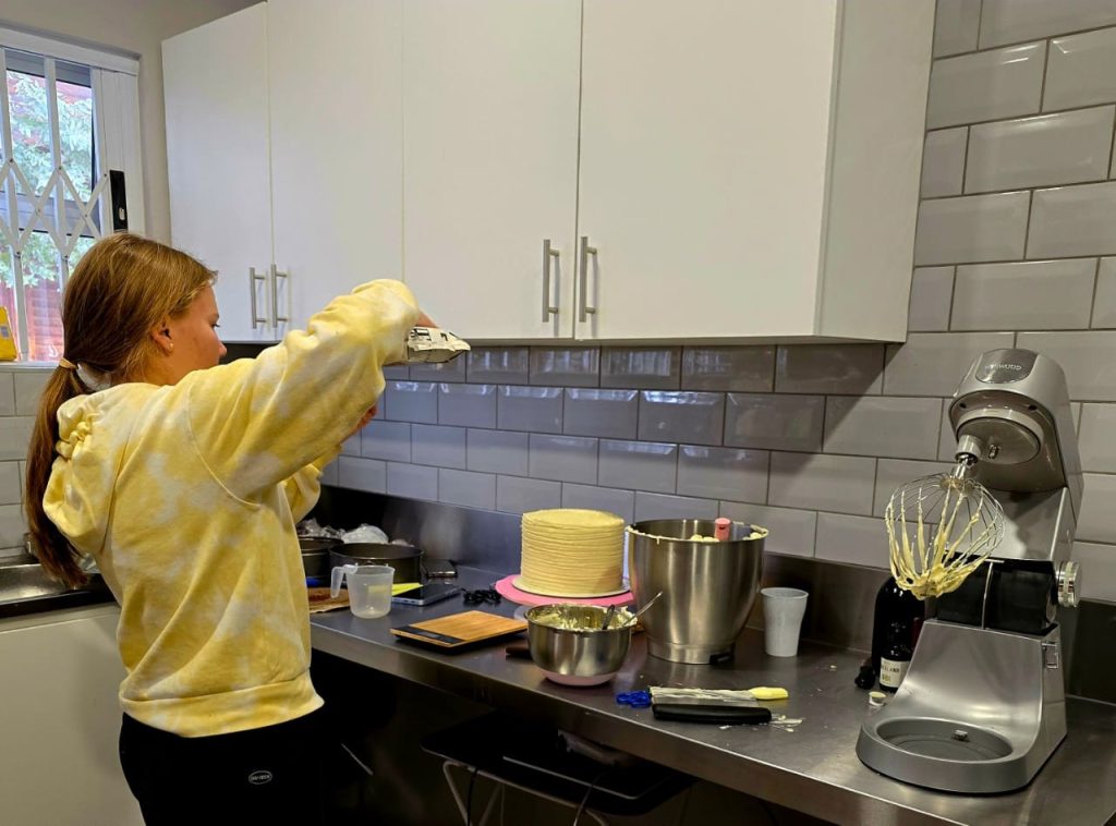 Wilmé Geldenhuys (16) hard aan die koek versier in haar eie kombuis op 'n kleinhoewe in Bloemfontein. FOTO: Verskaf