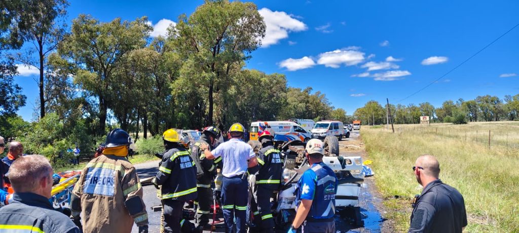 Noodreddingswerkers en brandweerpersoneel op die R702 buite Bloemfontein waar twee voertuie vanoggend in 'n ongeluk betrokke was. FOTO: VR Med