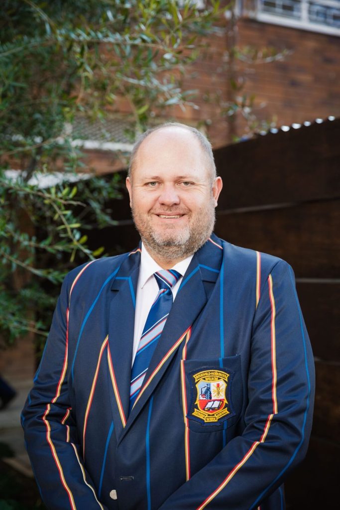 Mnr. Mark Louwies, bykomende lid.