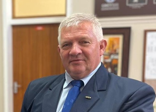 Grey-skoolhoof tree einde van die jaar af