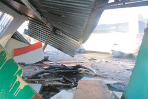 Basinde ziimfefe zoMdali ngethuba imoto ingena endlini