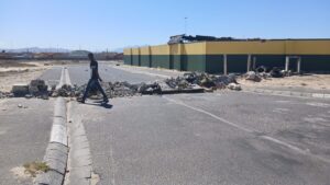 Break-ins in Phakamisa: Community uses barriers for safety