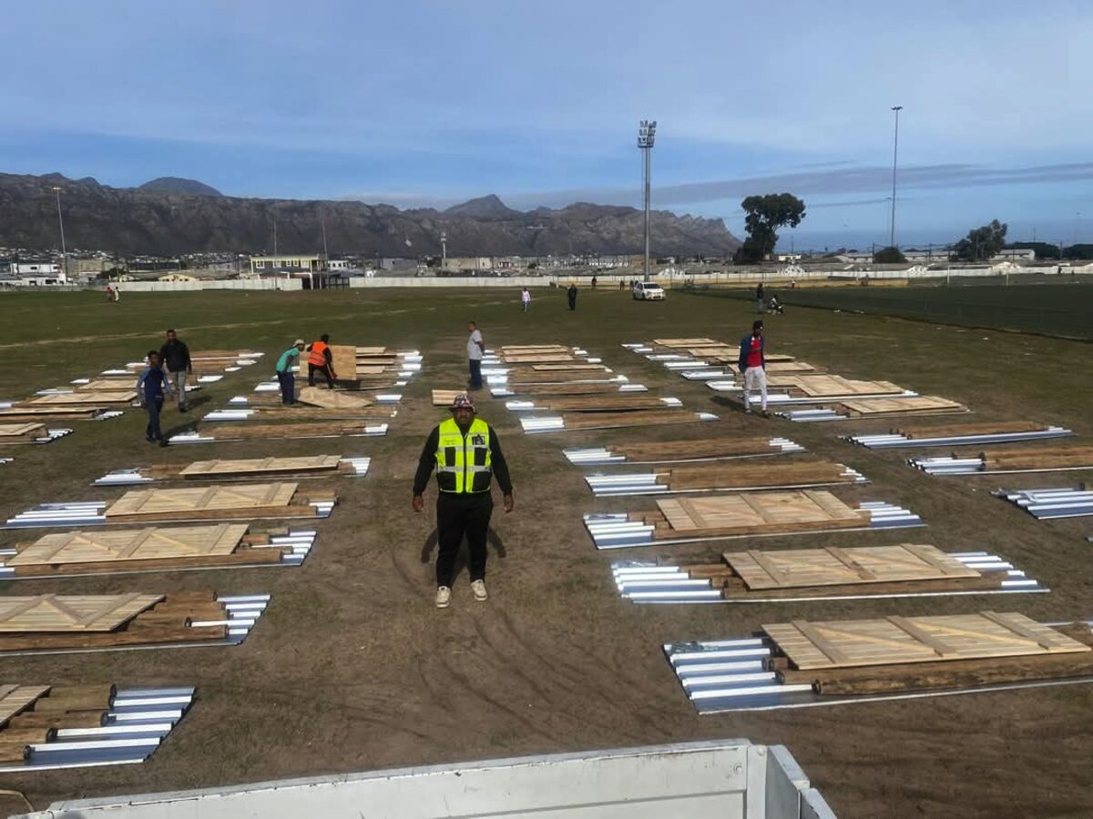 Ezinye zezixhobo zokwakha ngexesha bezinikwa abantu kwibala lezemidlalo eLwandle.