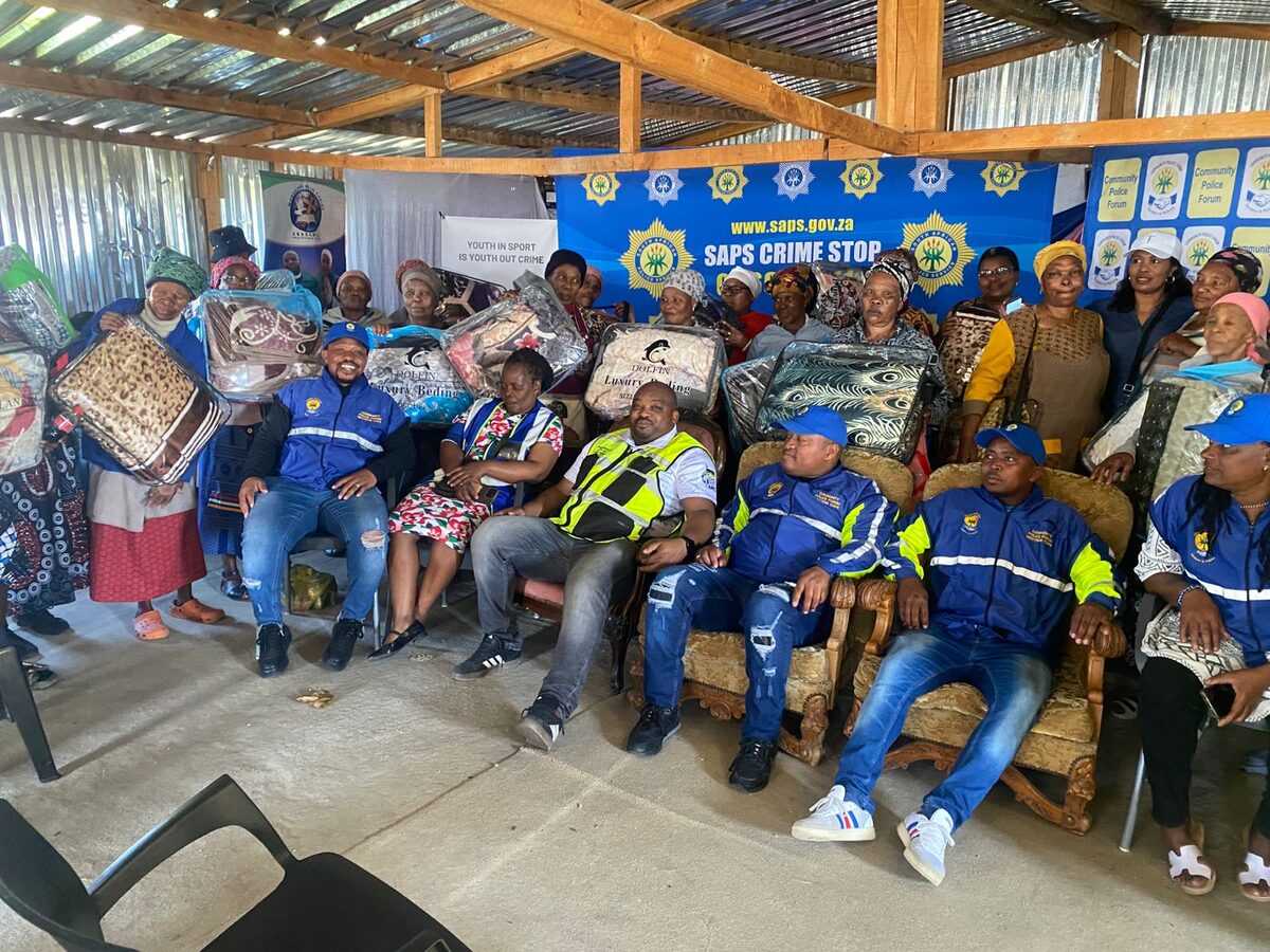 Akawuvali umlomo amaxhegwazana aseLwandle emva kokuphiwa iingubo ngamalungu eCPF