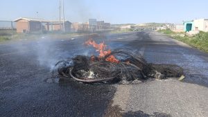 Makhaza informal settlements erupt in protest demanding basic services