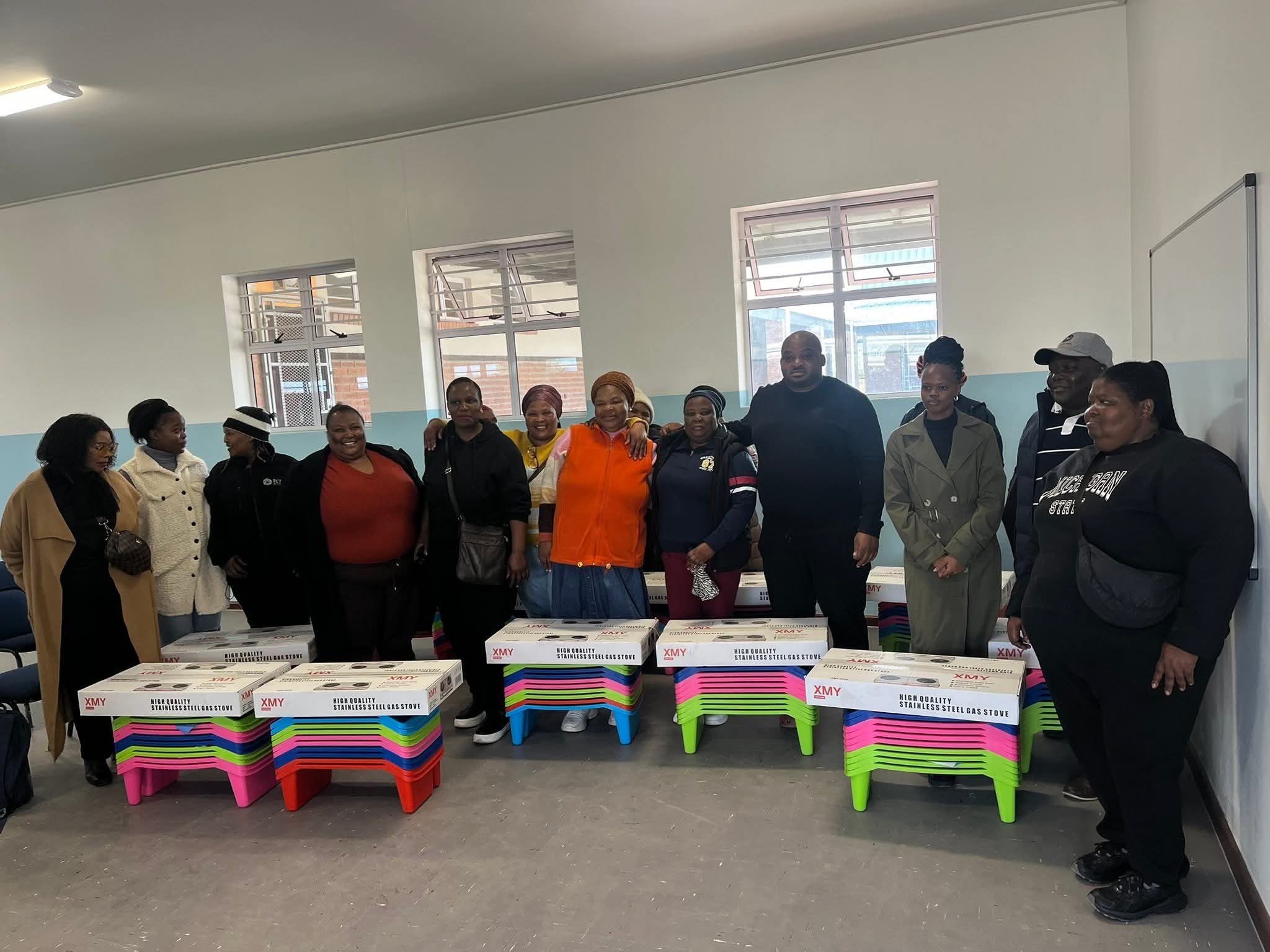 Ward 86 councillor Xolani Diniso (wearing a black jersey) poses with some of the beneficiaries during the handover event. PHOTO: SUPPLIED.