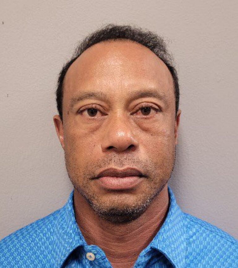 Tiger Woods nadat hy in hegtenis geneem is.