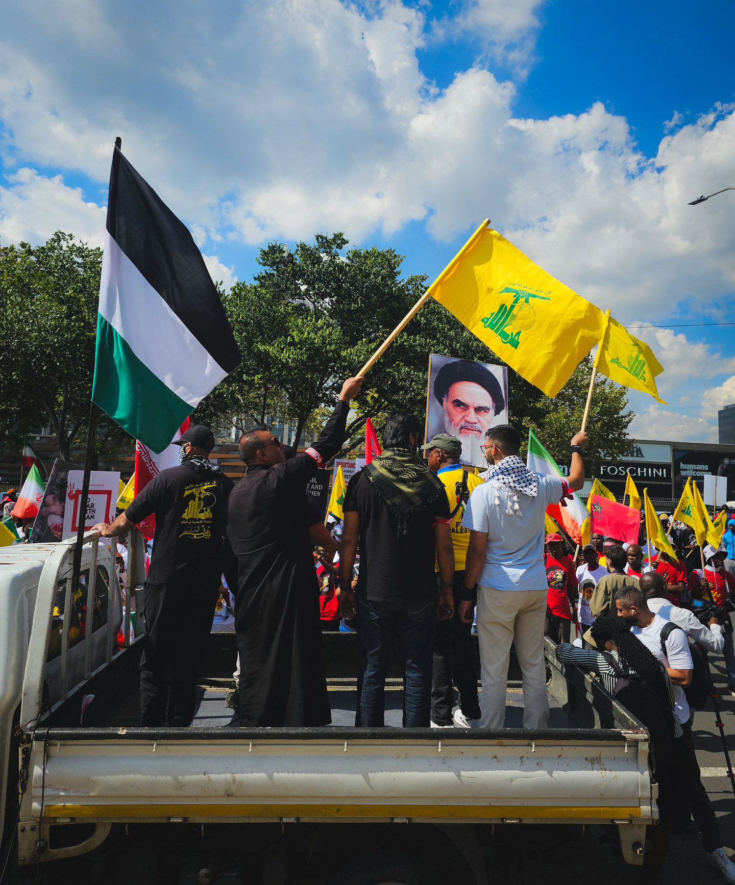Protesaksie het Saterdagoggend voor die Amerikaanse konsulaat in Sandton, Johannesburg, plaasgevind om dié land se oorlog in die Midde-Ooste teen te staan.