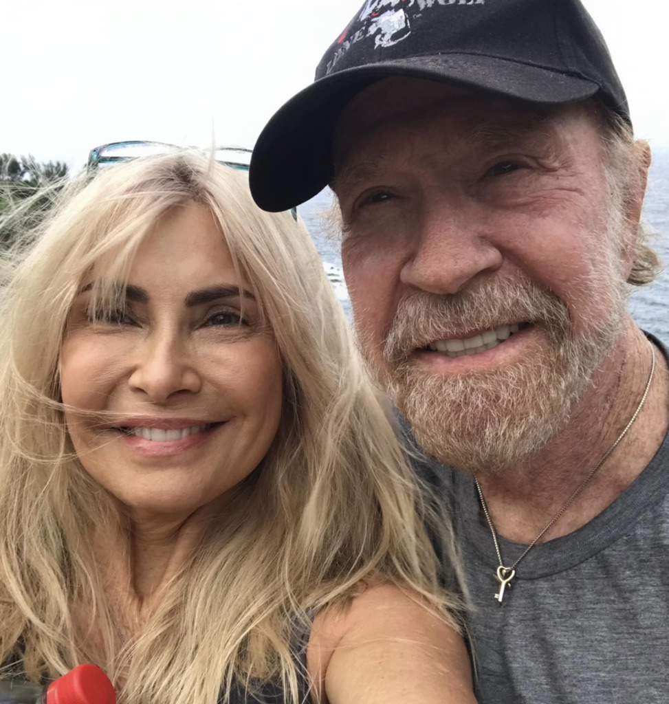 Norris en sy vrou Gena O'Kelley. Foto: Facebook