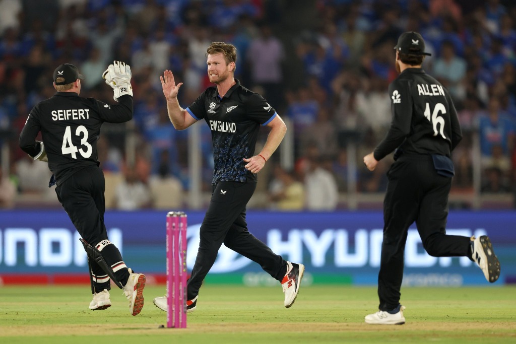 Bouler Jimmy Neesham vier een van sy drie paaltjies.