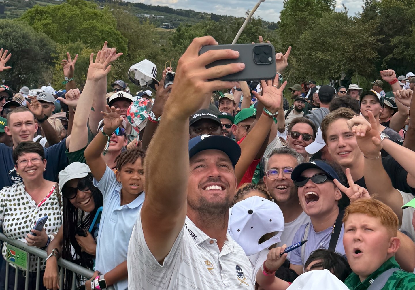 KYK: LIV Gholf-ster Bryson DeChambeau maak 11-jarige se dag