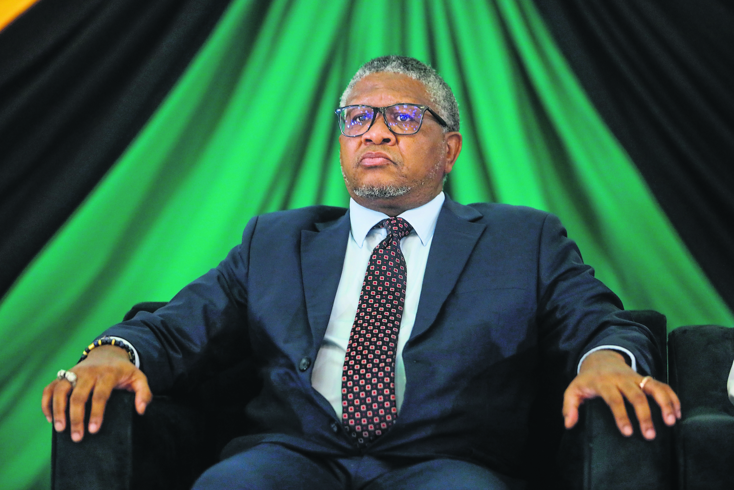 Bulhond jag Fikile: ‘Ons sál Mbalula vervolg’