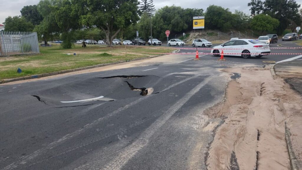 Verkeer is vroegoggend afgesper weens ’n sinkgat wat in Brackenfell ontstaan het.