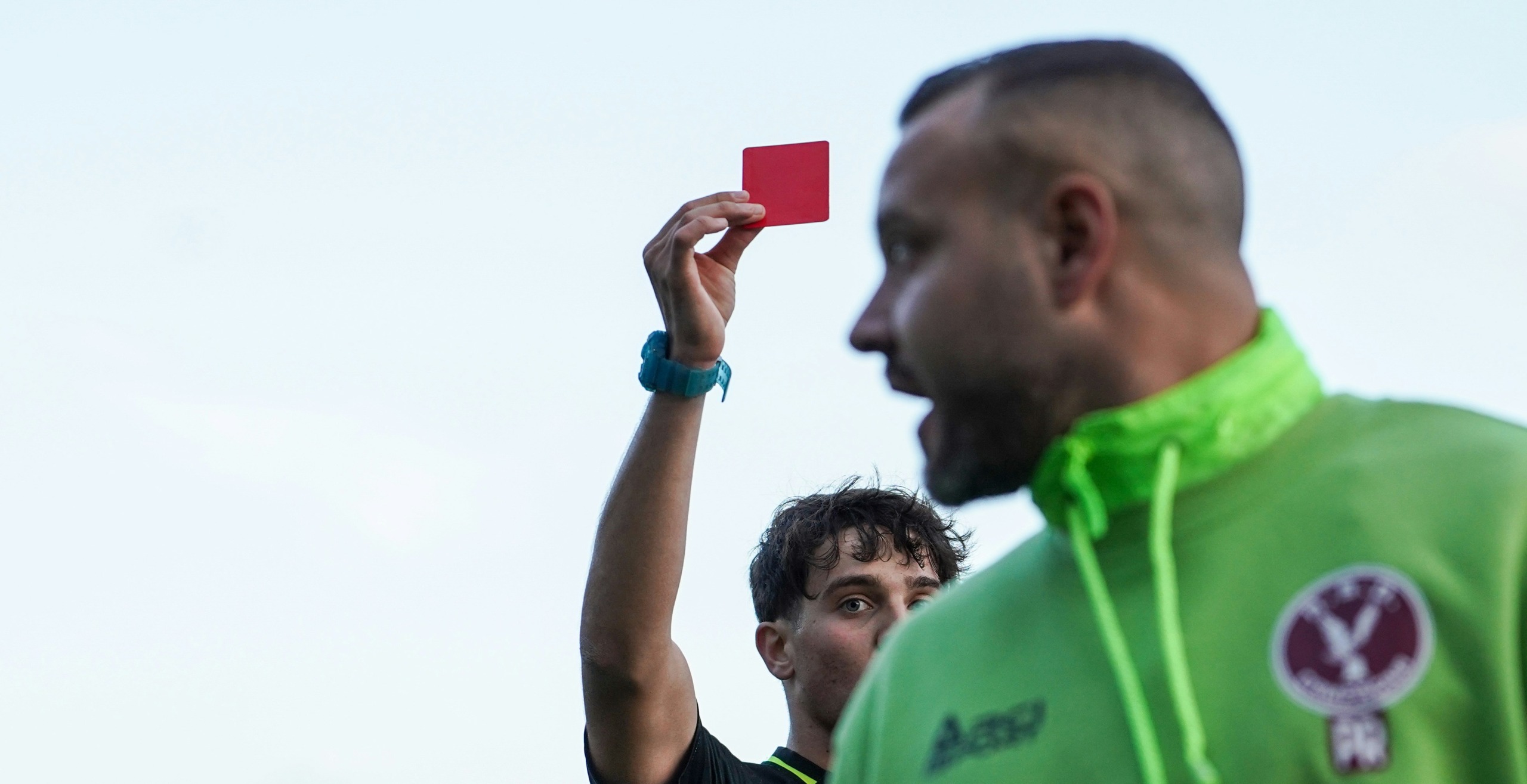 KYK: 23 sokkerspelers kry rooi kaarte ná massiewe bakleiery in eindstryd