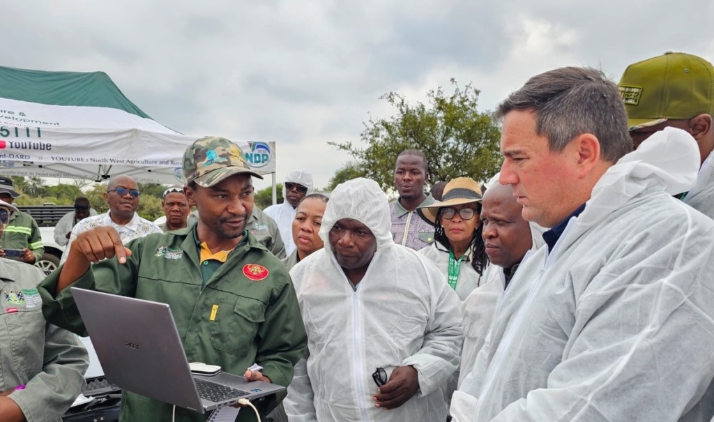 Minister van landbou, John Steenhuisen, tydens ’n inentingsveldtog teen bek-en-klouseersiekte.
